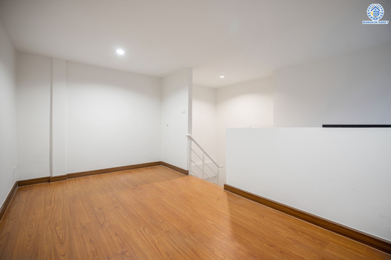 ทาวน์เฮ้าส์มือสองนนทบุรี ม.สรานนท์ ติวานนท์-ปากเกร็ด ทาวน์เฮ้าส์ 3ชั้นครึ่ง หลังมุม เนื้อที่ 26 ตร.ว. ฟังก์ชัน 4 ห้องนอน 3 ห้องน้ำ จอดรถได้ 1 คัน พร้อม Living Room กว้างขวาง บนทำเลติดถนนติวานนท์ ใกล้เซ็นทรัลแจ้งวัฒนะ รถไฟฟ้าสายสีชมพู "สถานีปากเกร็ด" และทางด่วน "ศรีรัช"...